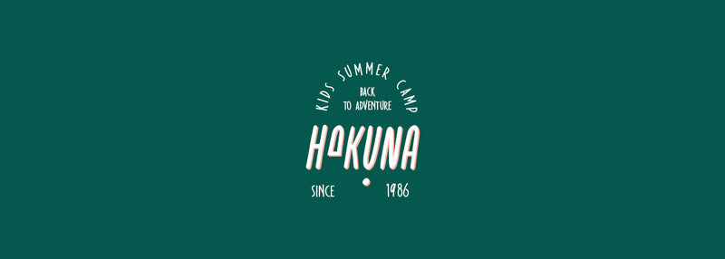 Logo Hakuna Kids Summer Camp sur fond vert, identité visuelle moderne pour colonie de vacances enfants axée sur nature, aventure et loisirs en plein air.