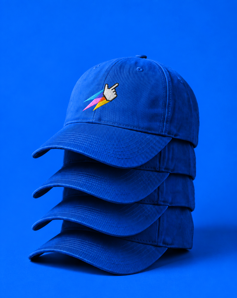 Casquettes bleues empilées, ornées du symbole A Kind of Magic représentant un curseur et des éclairs colorés.