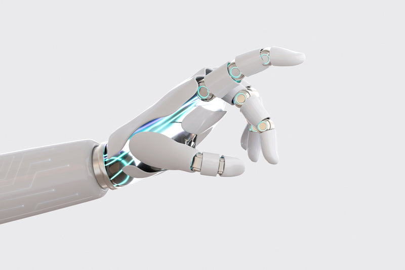 Illustration d’une main robotique blanche aux articulations lumineuses turquoise, l’index tendu sur fond gris clair.