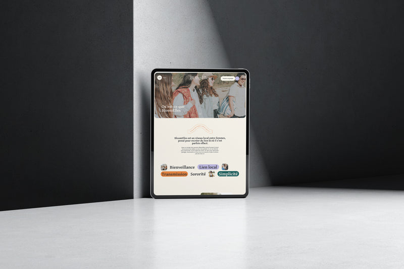 Page de présentation de BloomElles affichée sur une tablette en format portrait.