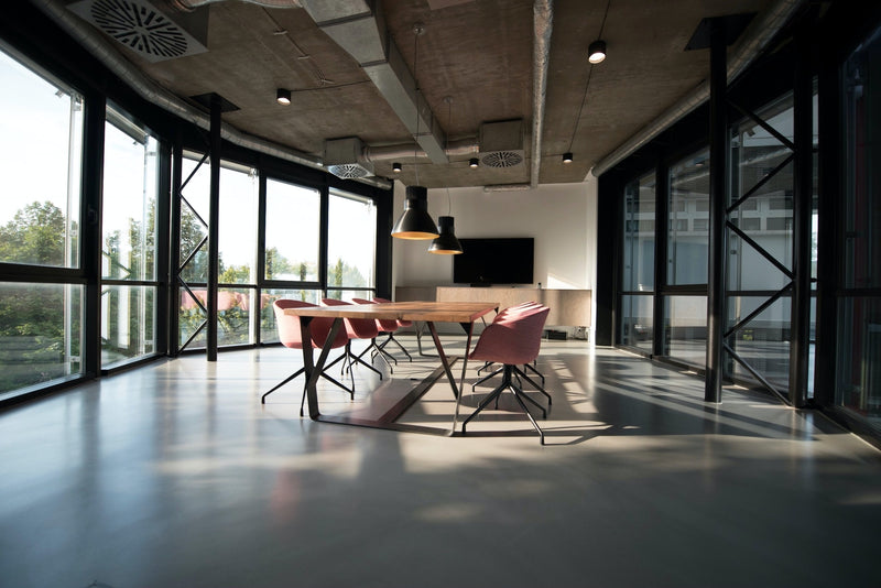 Salle de réunion moderne et lumineuse dans des bureaux d’entreprise, illustrant un environnement de collaboration et d’innovation autour des processus métier.