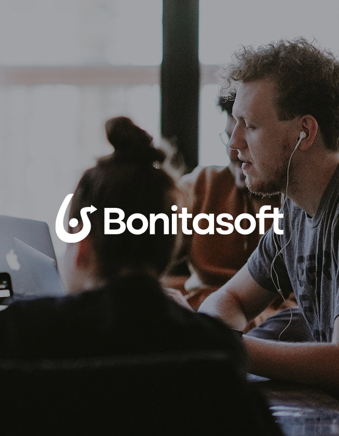 Équipe de développeurs travaillant sur ordinateur avec la plateforme Bonitasoft pour automatiser et optimiser les processus métier en environnement collaboratif.
