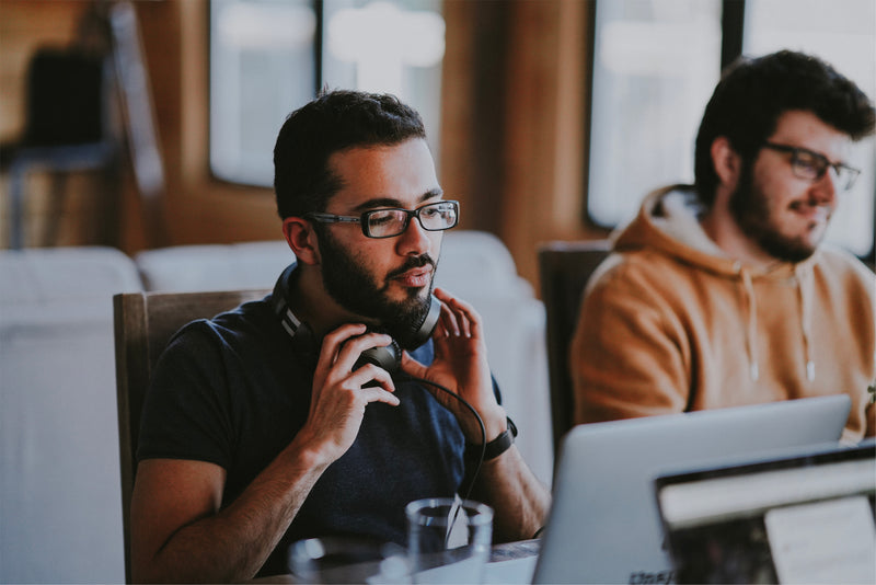 Équipe tech travaillant sur ordinateur illustrant le développement et l’optimisation de processus métier avec une plateforme BPM open source.