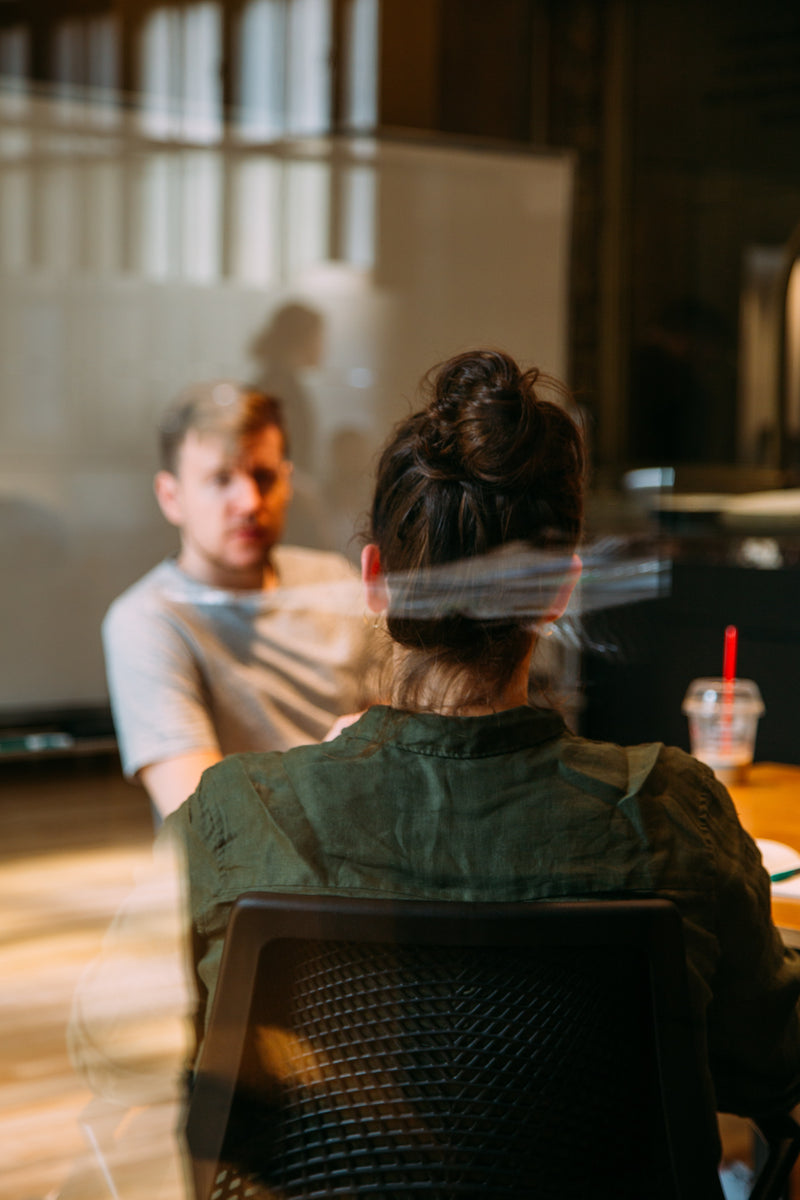 Réunion professionnelle illustrant la collaboration et la gestion de projets liés à l’optimisation des processus métier avec une solution BPM.
