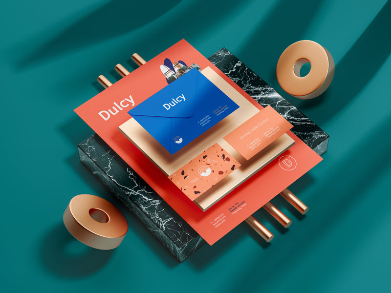 Papeterie de marque Dulcy avec cartes de visite, enveloppe et éléments de branding illustrant l’identité visuelle.
