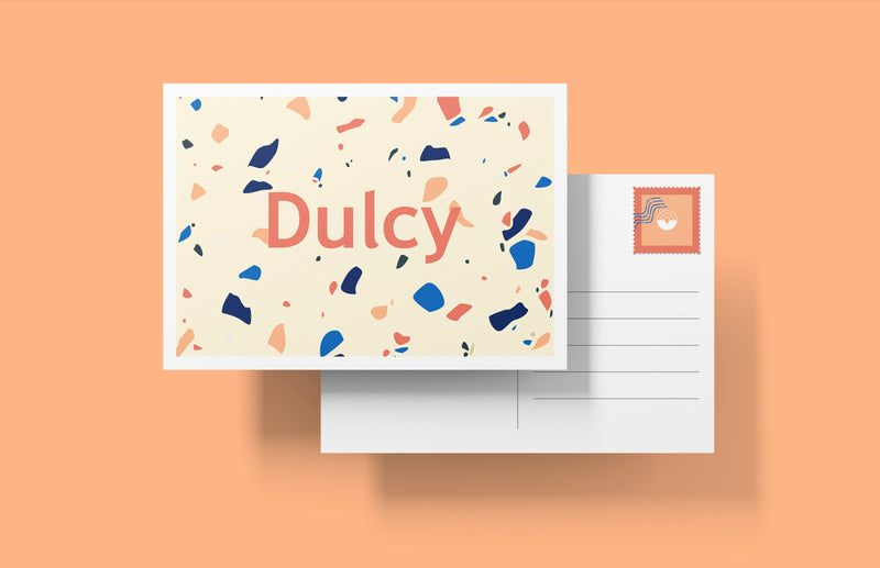 Carte postale Dulcy avec motif graphique et logo illustrant l’univers visuel d’une identité de marque.