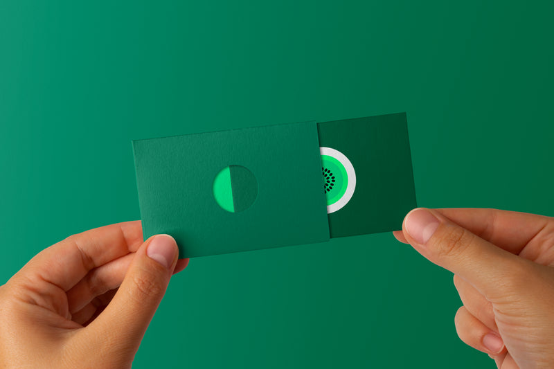 Carte de visite au design minimaliste avec élément graphique coulissant illustrant une identité de marque éco-responsable.