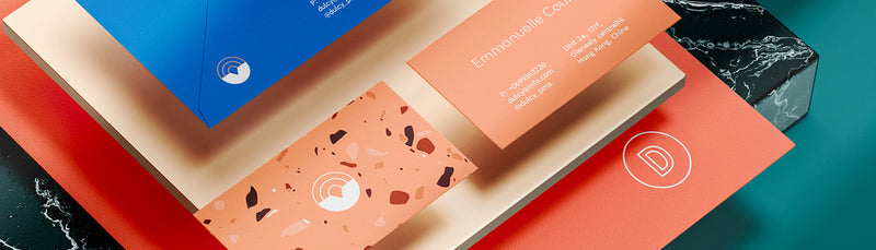 Cartes de visite colorées présentant un design de branding et une identité visuelle contemporaine.
