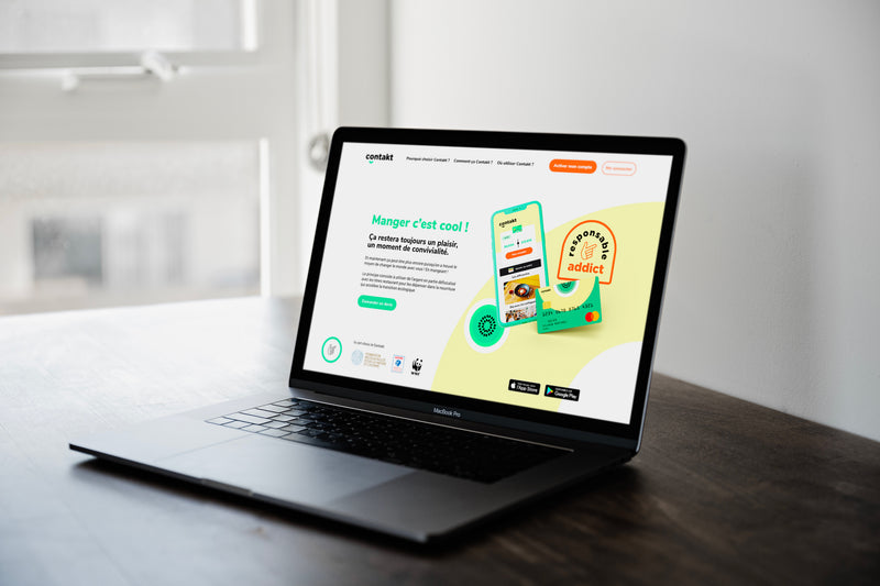 Interface d’un site web éco-responsable dédiée à la restauration durable affichée sur un ordinateur portable.
