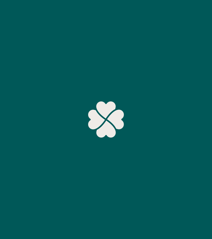 Logo en forme de trèfle sur fond vert, symbole de l’identité visuelle de Félix Richy Paysage et de son univers naturel et végétal.