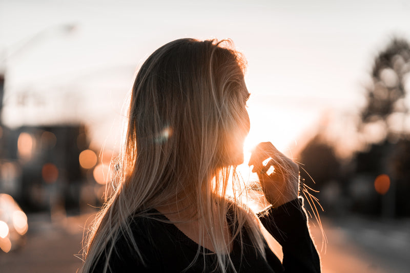 Portrait de femme au coucher du soleil illustrant la réflexion et le soutien psychologique pendant un parcours de PMA.