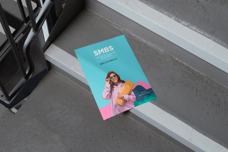 Flyer promotionnel d’une école de commerce spécialisée en management de la santé posé sur des marches.