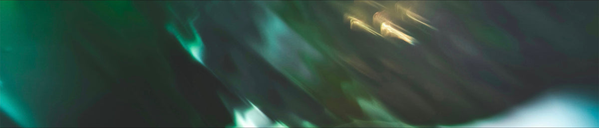 Fond abstrait avec dégradés de vert et effets de lumière utilisé comme visuel graphique ou arrière-plan de design.