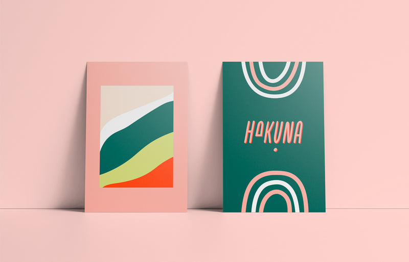 Affiches graphiques Hakuna avec motifs colorés inspirés de la nature, illustrant l’identité visuelle d’une colonie de vacances moderne pour enfants.