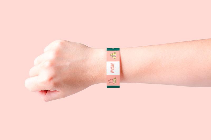 Bracelet enfant Hakuna porté au poignet, accessoire de colonie de vacances pour l’identification et l’esprit d’aventure en plein air.