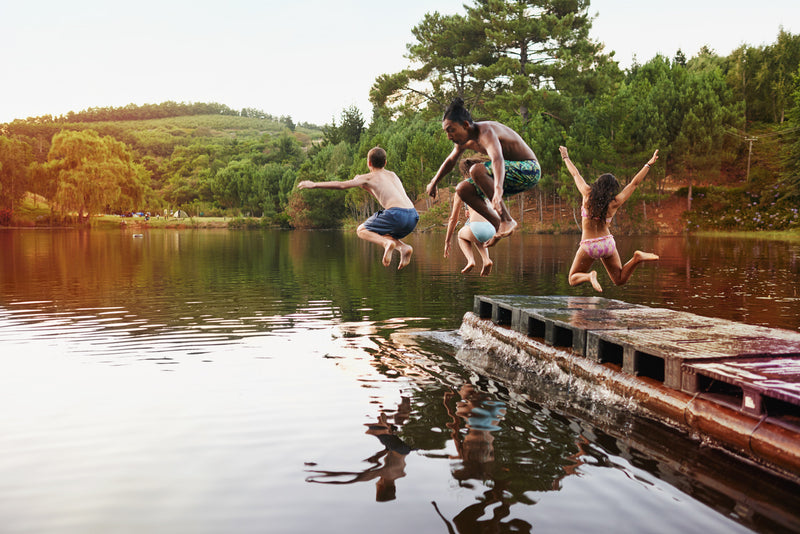 Enfants sautant dans un lac lors d’une activité estivale en colonie de vacances Hakuna, illustrant l’aventure, le plein air et les loisirs nature.