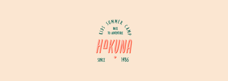 Logo Hakuna Kids Summer Camp avec typographie ludique, représentant une colonie de vacances moderne dédiée aux enfants et à l’aventure en nature.