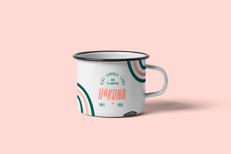 Mug émaillé Hakuna au design coloré, objet dérivé d’un camp de vacances pour enfants inspiré de l’aventure et de la nature.
