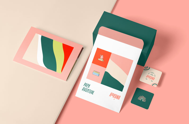 Papeterie et supports de communication Hakuna “Pack Aventure”, illustrant l’identité visuelle d’une colonie de vacances pour enfants inspirée par la nature.