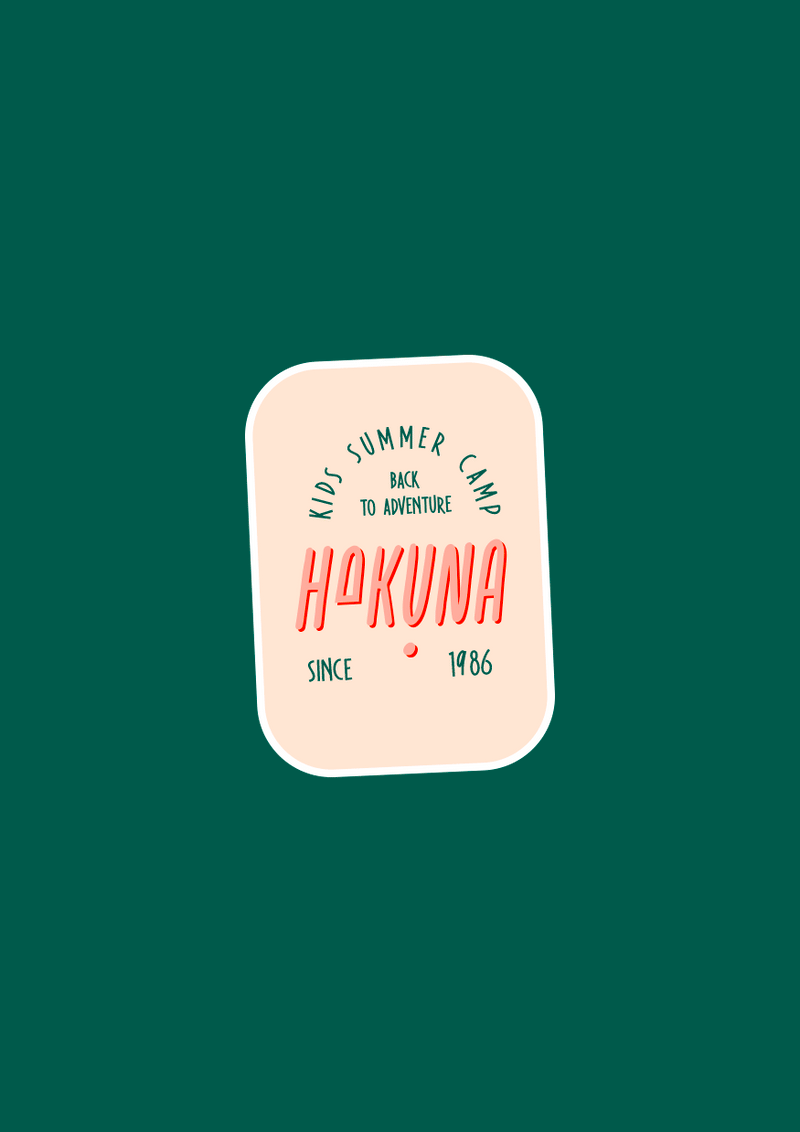 Sticker logo Hakuna “Kids Summer Camp” illustrant l’identité visuelle d’une colonie de vacances moderne pour enfants orientée aventure et nature.