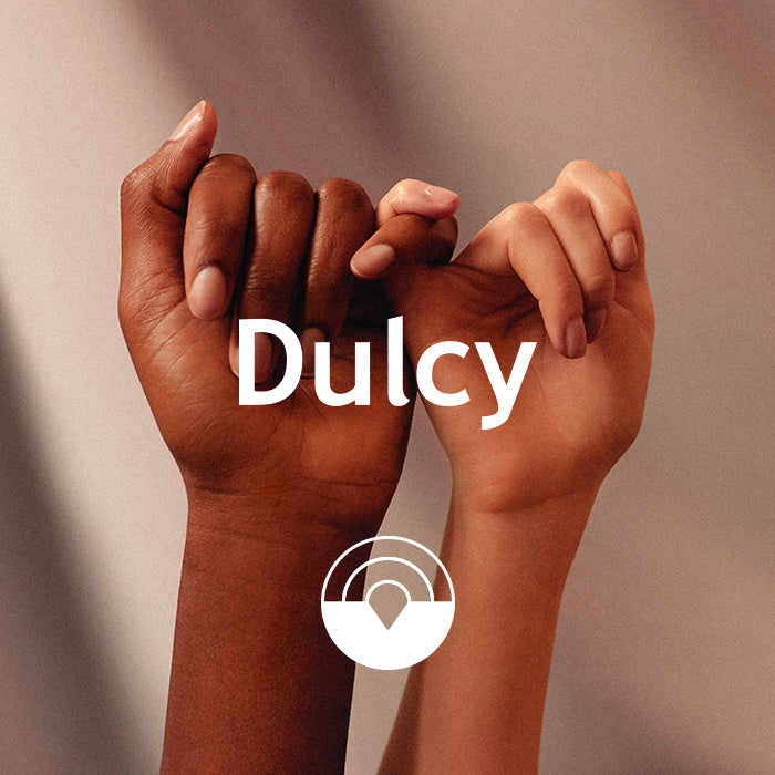 Visuel de marque Dulcy illustrant la diversité et l’inclusion avec deux mains entrelacées.