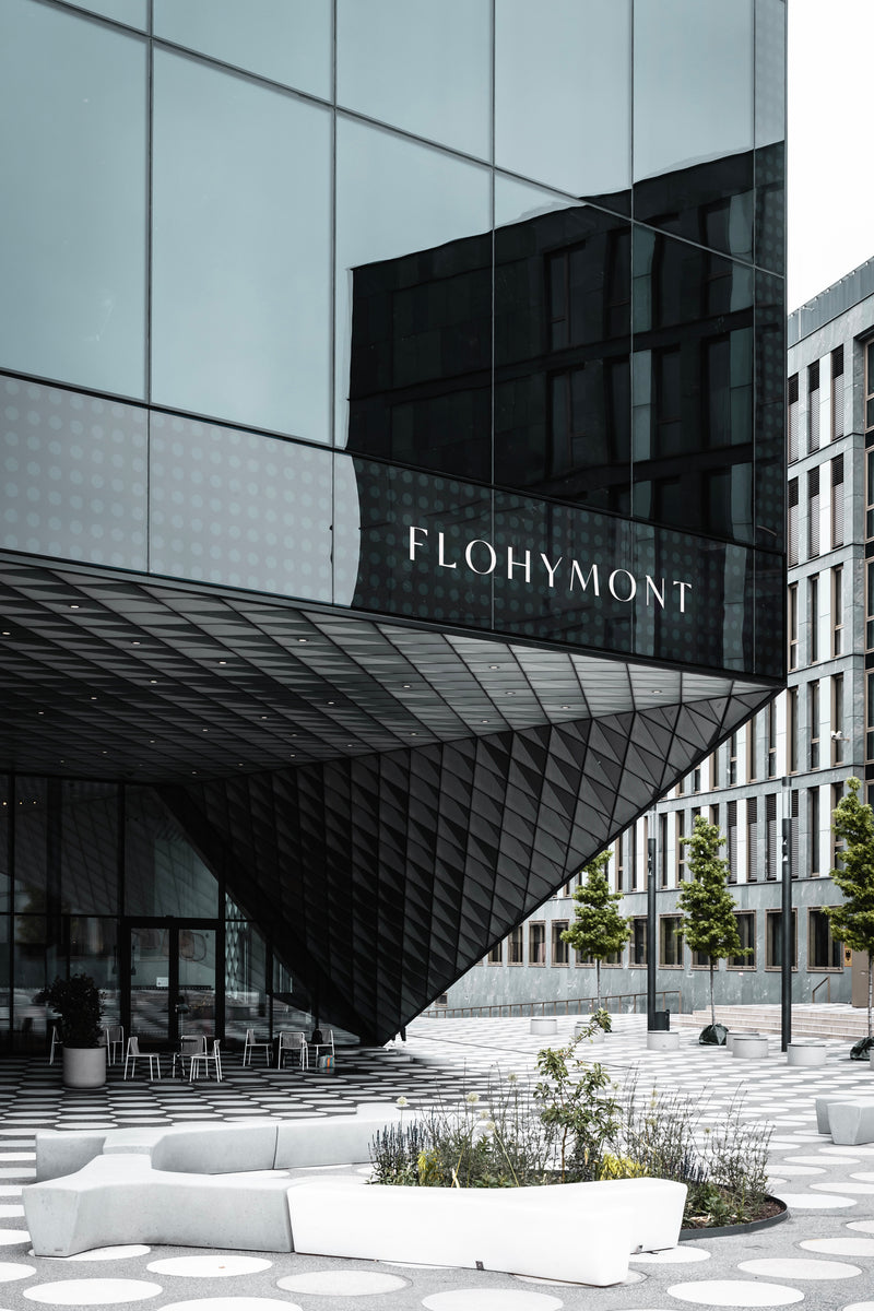 Logo Flohymont utilisé en signalétique sur un bâtiment dans un projet de design de marque et branding.