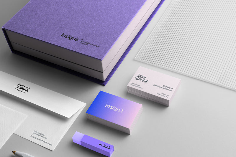 Ensemble de papeterie de marque Insignà : coffret violet, cartes de visite en dégradé, carte de Julien Catanese et enveloppe personnalisée