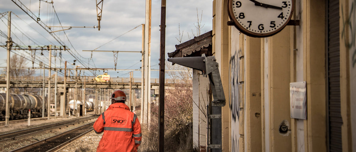 Agent SNCF intervenant sur une infrastructure ferroviaire pour l’inspection et la maintenance du réseau de transport.