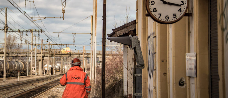 Agent SNCF intervenant sur une infrastructure ferroviaire pour l’inspection et la maintenance du réseau de transport.