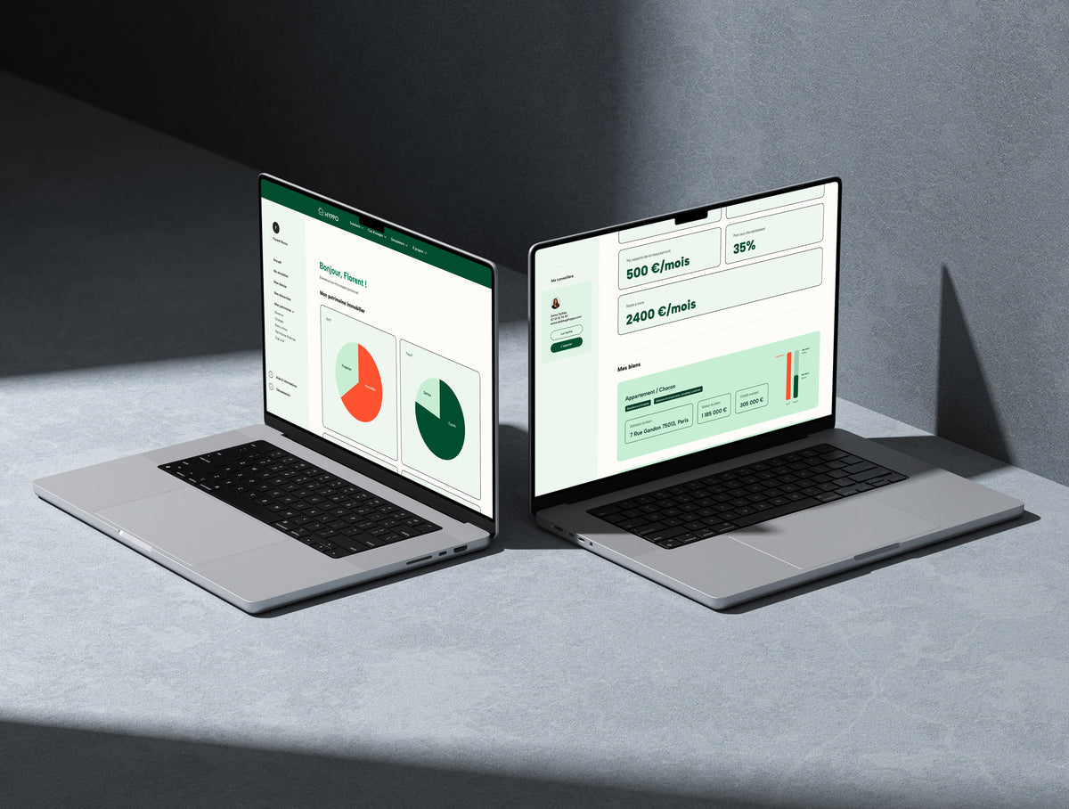Interface de plateforme digitale de gestion et simulation de patrimoine immobilier affichée sur deux ordinateurs portables.