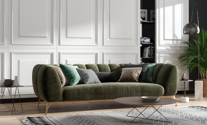 Salon moderne avec canapé design en velours, table basse minimaliste et décoration contemporaine.
