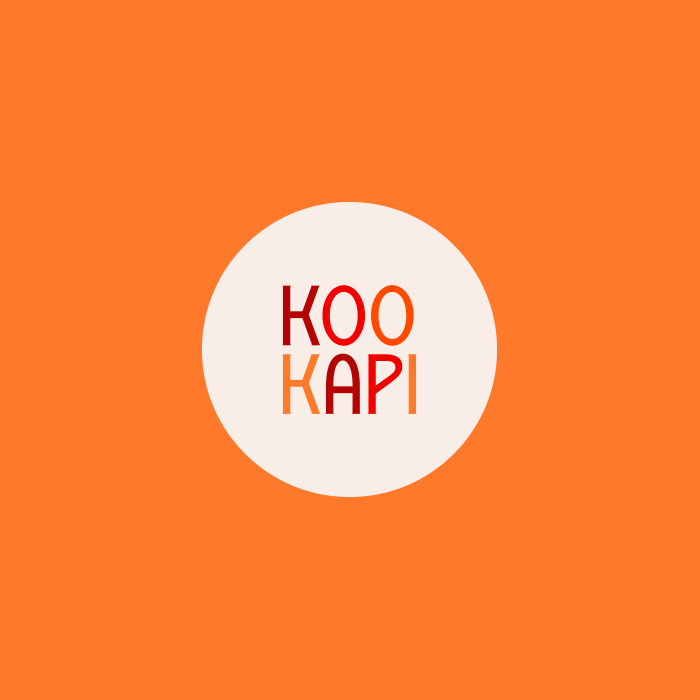 Logo Kookapi en version icône ronde avec typographie orange et rouge, utilisé pour une marque de croquettes durables pour chiens à base de protéines d’insectes.