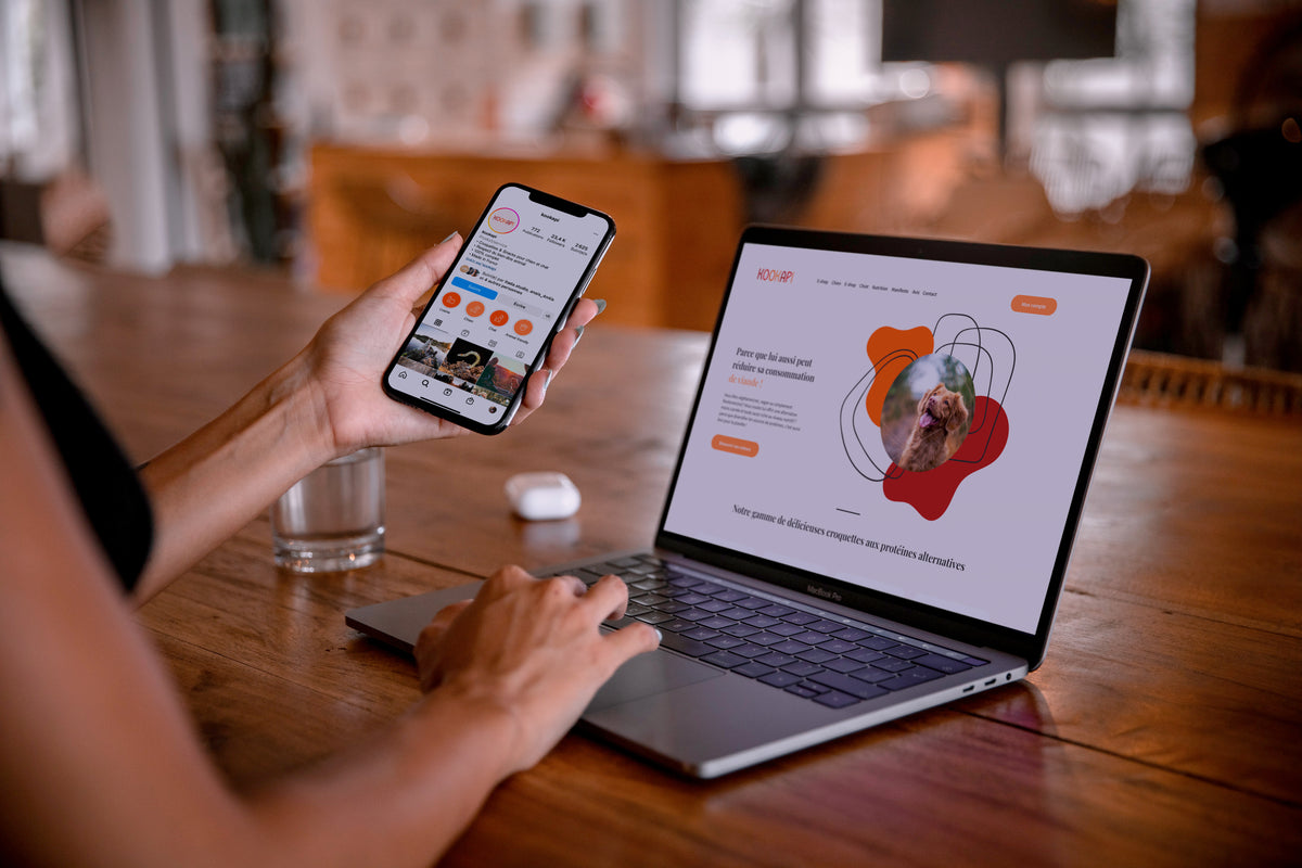 Consultation du site Kookapi sur ordinateur et mobile, mettant en avant des croquettes pour chien à base de protéines d’insectes dans une expérience e-commerce moderne et durable.