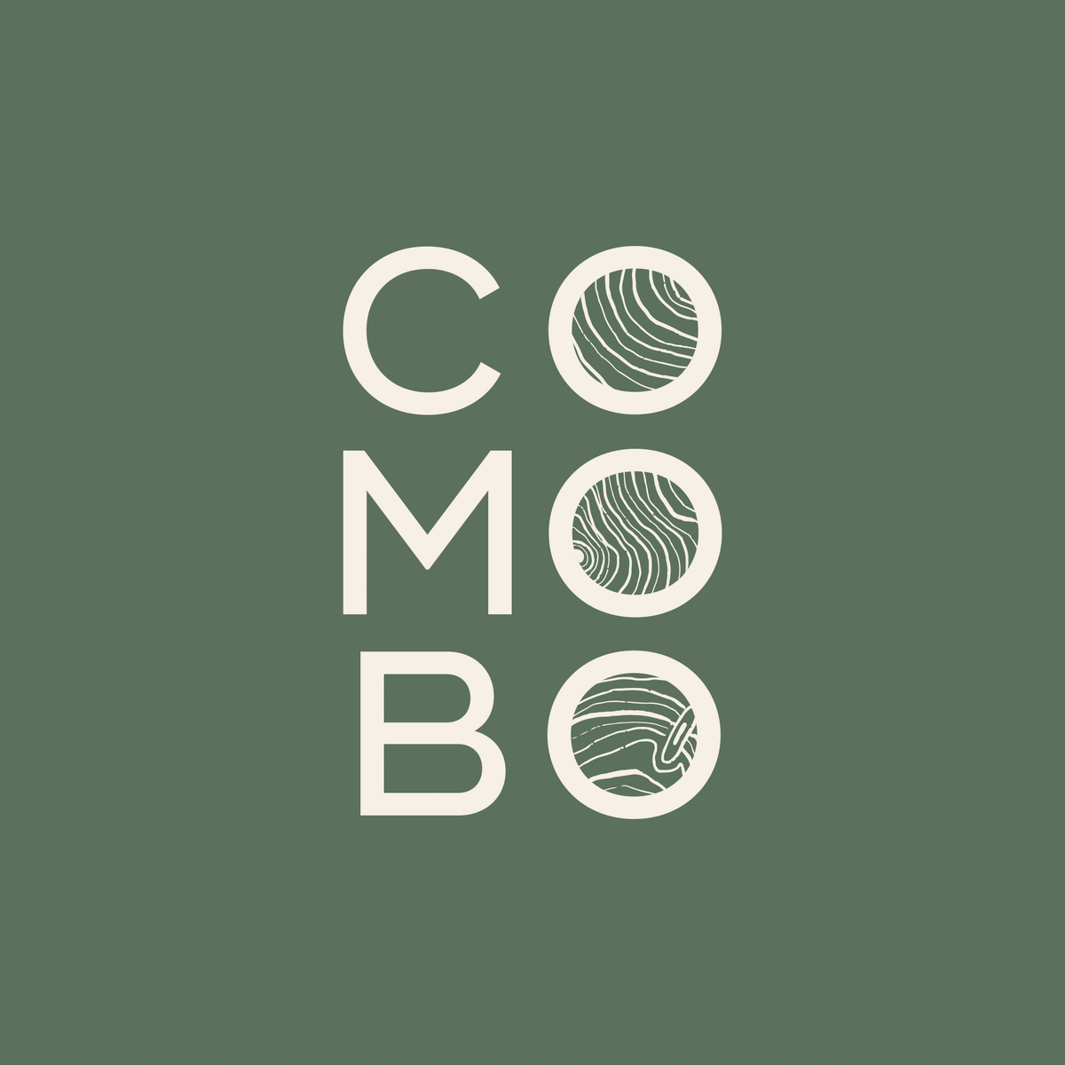 Logo vertical du mot « COMBO » composé des lettres C‑O / M‑O / B‑O en typographie sans‑sérif beige sur fond vert kaki, avec des cercles contenant des motifs de lignes topographiques.