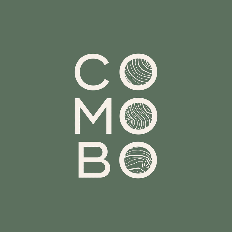 Logo vertical du mot « COMBO » composé des lettres C‑O / M‑O / B‑O en typographie sans‑sérif beige sur fond vert kaki, avec des cercles contenant des motifs de lignes topographiques.