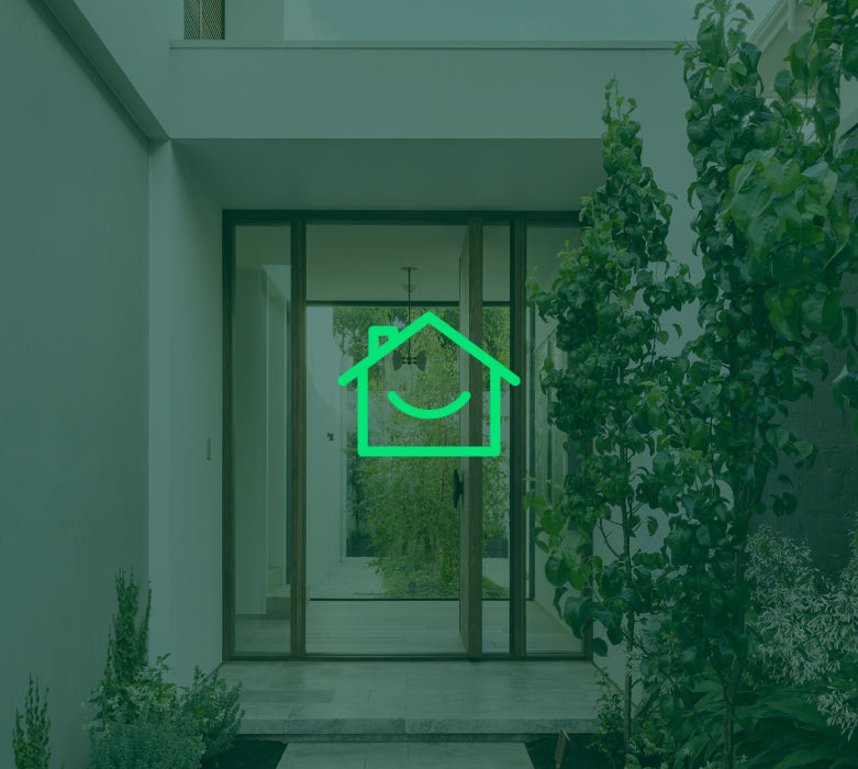 Pictogramme maison Hyppo superposé à l’entrée d’une maison contemporaine illustrant le financement et l’investissement immobilier.