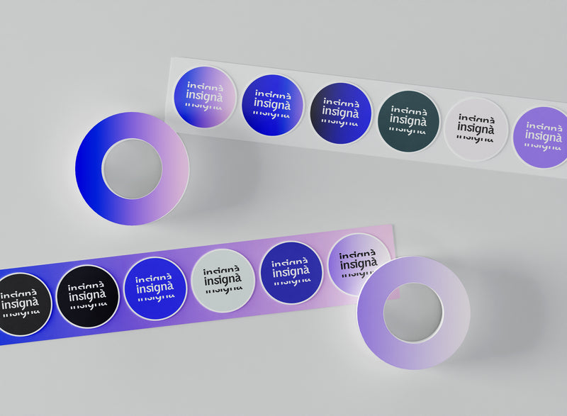 Planches de stickers ronds en plusieurs coloris avec le logo Insignà.
