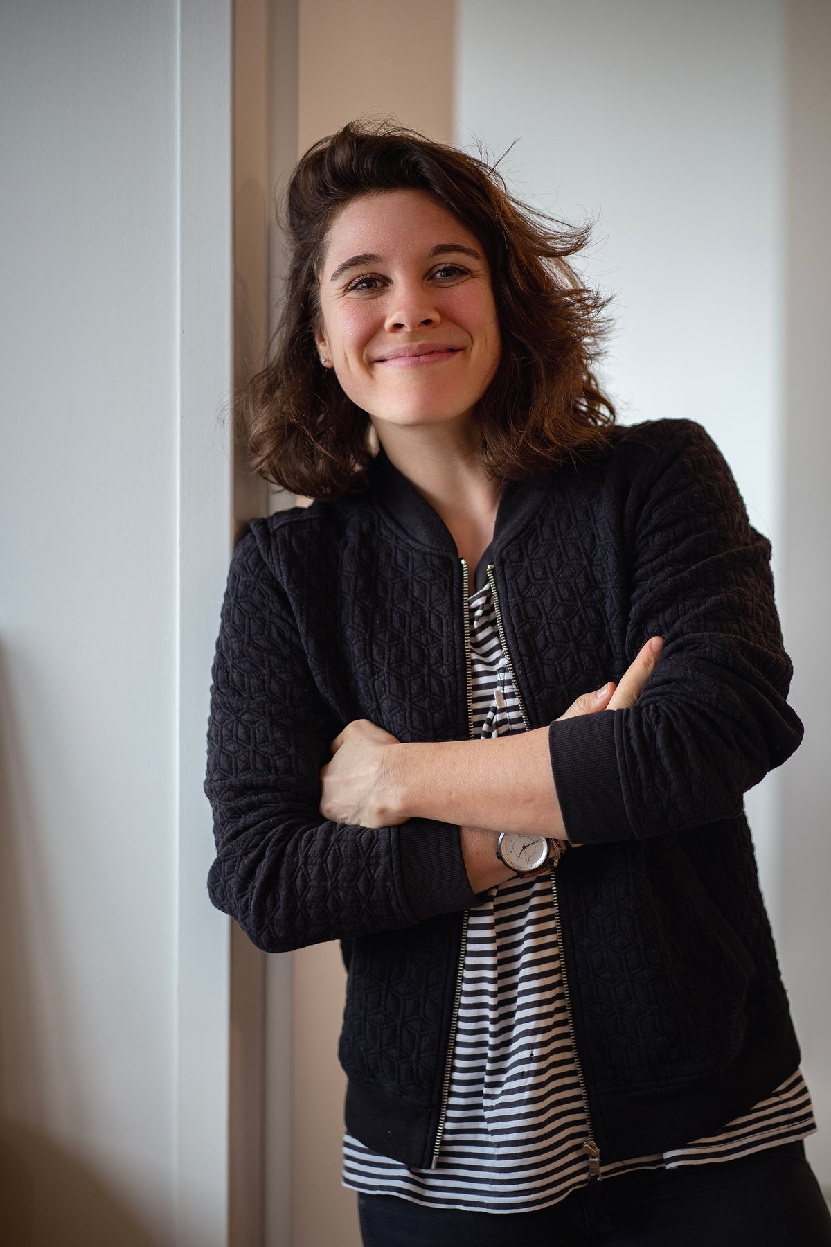Portrait de Patricia Therrachon, graphiste et directrice artistique freelance à Paris, spécialisée en branding, identité visuelle et design graphique.