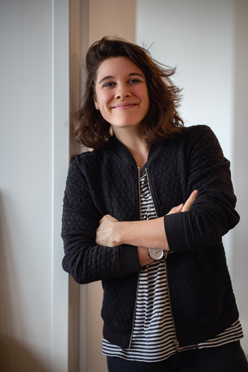 Portrait de Patricia Therrachon, graphiste et directrice artistique freelance à Paris, spécialisée en branding, identité visuelle et design graphique.