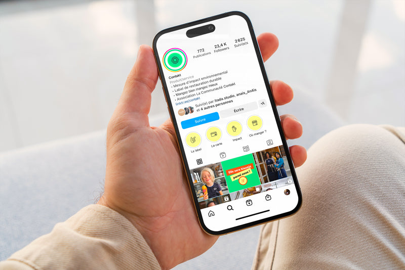 Smartphone affichant le profil Instagram d’une marque de restauration éco-responsable avec contenus et engagement de la communauté.
