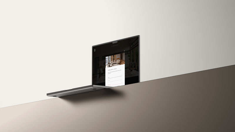 Mockup d’ordinateur portable présentant un site web de design d’intérieur et décoration contemporaine.