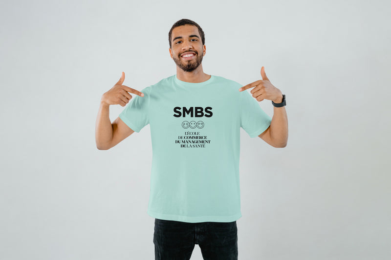 Étudiant portant un t-shirt avec le logo d’une école de management de la santé.