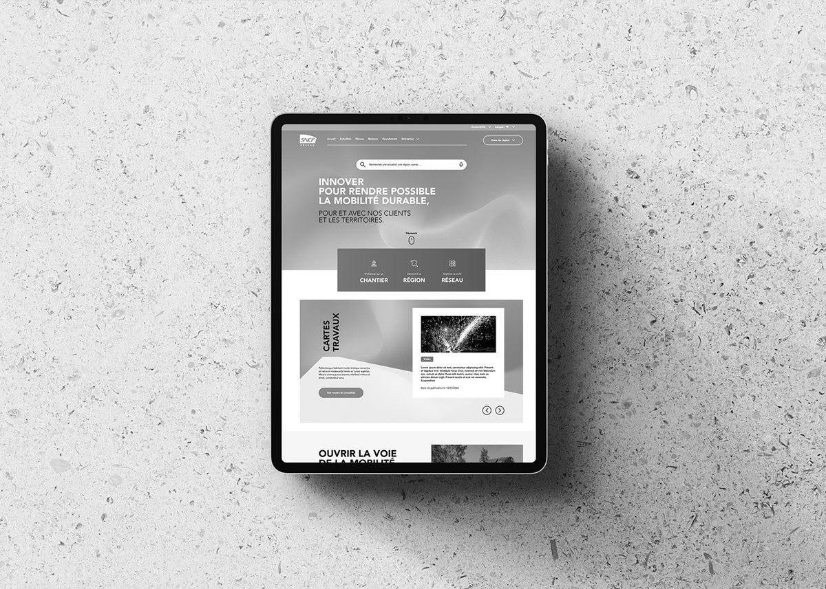 Présentation du design d’interface du site SNCF Réseau sur tablette dans un projet de direction artistique et web design.