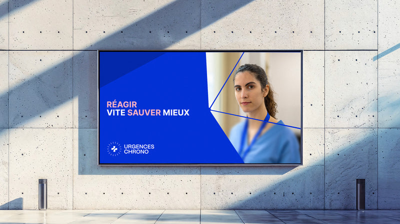 Affichage grand format « Réagir vite, sauver mieux » avec le portrait d'une soignante.