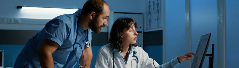 Deux soignants consultant un écran dans un service d'urgences.