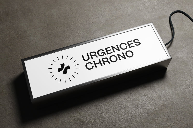 Caisson lumineux Urgences Chrono affichant le logo de la marque.