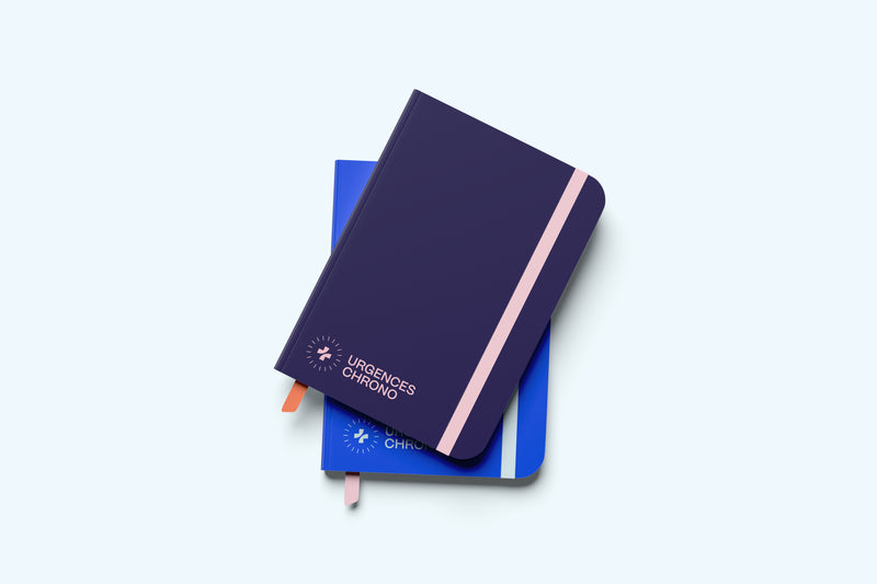 Deux carnets Urgences Chrono, déclinaisons bleu et bleu nuit de la marque.