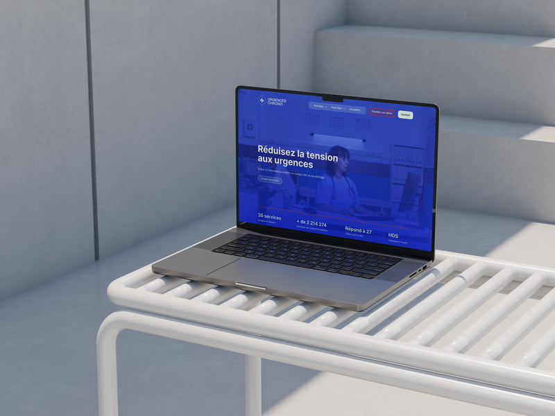 Page d'accueil du site Urgences Chrono affichée sur un MacBook.