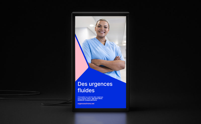 Totem numérique Urgences Chrono « Des urgences fluides » avec le portrait d'une soignante.